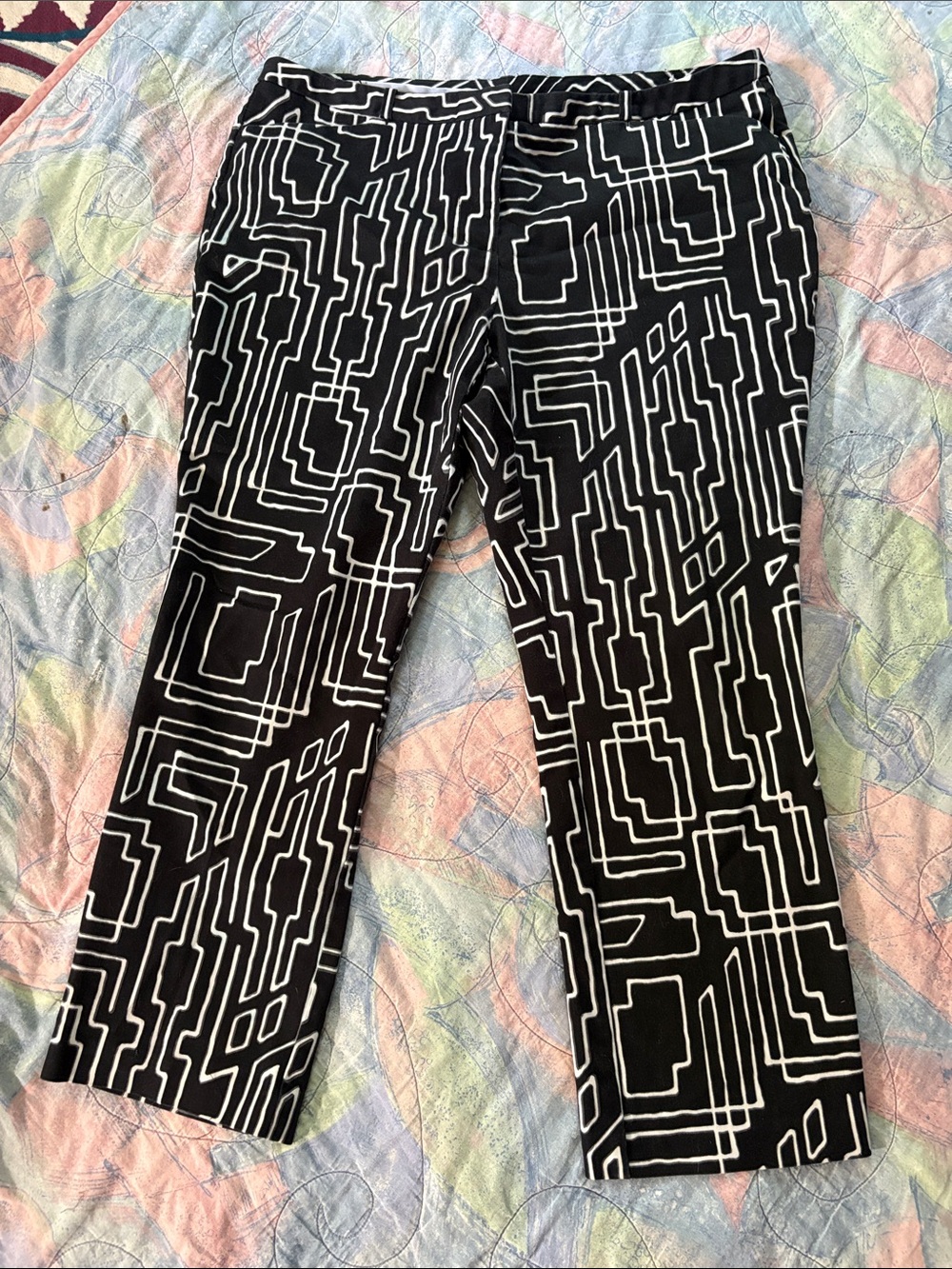 Black & White Geometric Capris - Classic Modern Style- 12p